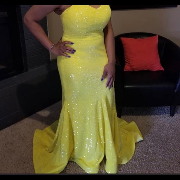 Yellow prom dress for sell